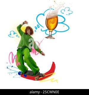 Junge Person in grünem übergroßen Pullover und Hose fährt Skateboard und visualisiert erfrischendes Bier in Schaumglas vor weißem Hintergrund. Stockfoto