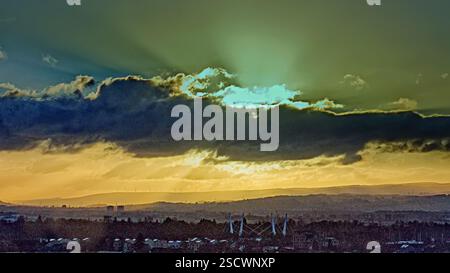 Glasgow, Schottland, Großbritannien. Februar 2025. Wetter in Großbritannien: Sonnige Kälte in der Stadt, als die ersten Anzeichen des Frühlings erscheinen. Sonne über dem Flughafen glasgow und dem Südwesten der Stadt. Credit Gerard Ferry/Alamy Live News Stockfoto