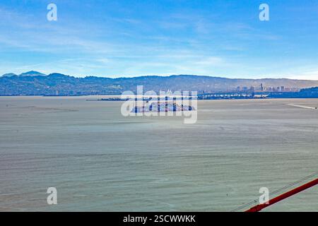 Alcatraz Island in der Bucht von San Francisco mit einer entfernten Skyline der Stadt während des Tages Stockfoto