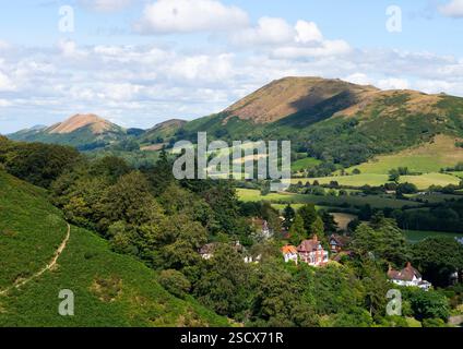 Die Stretton Hills vom Long Mynd aus gesehen, mit Caer Caradoc auf der rechten Seite und Lawley auf der linken Seite. Die Häuser unten befinden sich in der Stadt Church Stre Stockfoto