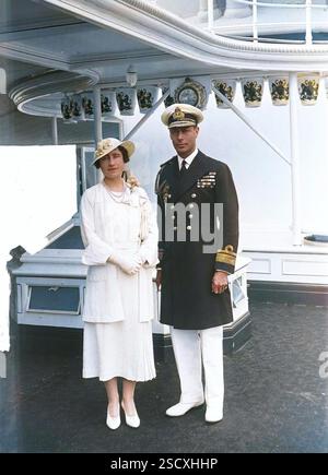 Duke and Duchess of York an Bord der HMY Victoria and Albert, 1935. Prinz Albert (1895–1952), der spätere König Georg VI. Und seine Frau Lady Elizabeth Bowes-Lyon (1900–2002) an Bord der königlichen Yacht. HMY Victoria and Albert wurde 1899 ins Leben gerufen und war ein Dampfschiff, das von der königlichen Familie für ihre Reisen zu ihrem Sommerhaus Osborne House auf der Isle of Wight eingesetzt wurde. (Farbiger Schwarzweiß-Druck). Stockfoto