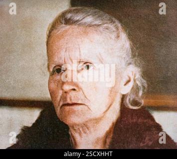 Marie Curie, in Polen geborene französische Physikerin, 1931. Marie (1867–1934) und ihr Ehemann Pierre Curie setzten die von Henri Becquerel begonnenen Arbeiten zur Radioaktivität fort. 1898 entdeckten sie zwei neue Elemente, Polonium und Radium. Marie hat den Großteil der Arbeit an der Herstellung dieser Elemente geleistet, und bis heute sind ihre Notizbücher noch zu radioaktiv, um sie zu verwenden. Sie wurde die erste Frau, die in Frankreich promoviert wurde, und setzte ihre Arbeit nach Pierre's Tod 1906 fort. 1903 teilten sich die Curies den Nobelpreis für Physik mit Becquerel. Marie gewann 1911 den zweiten Nobelpreis für Chemie. (C Stockfoto