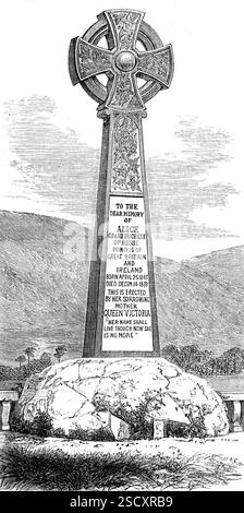 Gedenkkreuz von Prinzessin Alice in Balmoral, [Schottland], 1880. Ihre Majestät die Königin hat ein monumentales Kreuz zum Gedenken an ihre geliebte Tochter, die verstorbene Prinzessin Alice, Großherzogin von Hessen, auf Schloss Balmoral errichtet. Er besteht aus einem Monolithen aus dunkelgrauem Granit, ca. 12 Fuß. High, das in einem Steinbruch aus Granit aus einem Steinbruch auf dem Grundstück Ihrer Majestät befestigt ist. Sie steht auf einem Hügel auf dem Gelände von Balmoral, etwa eine halbe Meile westlich der Burg, und blickt nach Osten, mit Blick auf den Fluss Dee. Wir geben eine Illustration dieses Monuments, das ein o ist Stockfoto