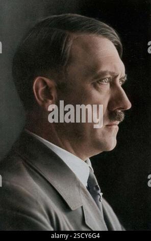 Adolf Hitler bei 47, 1936. Adolf Hitler (1889-1945) wurde Führer der Nationalsozialistischen Deutschen Arbeiterpartei (Nazi) Party im Jahre 1921. Nach einem erfolglosen Putschversuch in München im Jahr 1923, für die er kurz inhaftiert war, Hitler zu verfolgen macht mit demokratischen Mitteln. Seine nationalistischen und antisemitischen Nachricht schnell Unterstützung in Deutschland gedemütigt durch die Niederlage im Ersten Weltkrieg und den harten Bedingungen des Versailler Vertrages und, ab Ende der 1920er Jahre, leiden unter wirtschaftlichen Zusammenbruch. Hitler an die Macht kam 1933, und überzeugte der Reichstag (Parlament), ihn zu diktatorischen Vollmachten erteilen. Uhr Stockfoto