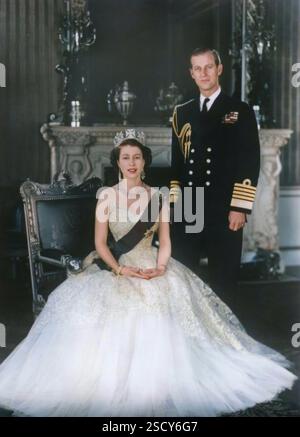 Königin Elizabeth II. Und Herzog von Edinburgh im Buckingham Palace, 12. März 1953. Die Königin trägt das Diamantdiadem, die Schärpe, das Abzeichen und den Stern des Ordens des Garters und die Greville Kronleuchter-Ohrringe. (Farbiger Schwarzweiß-Druck). Stockfoto