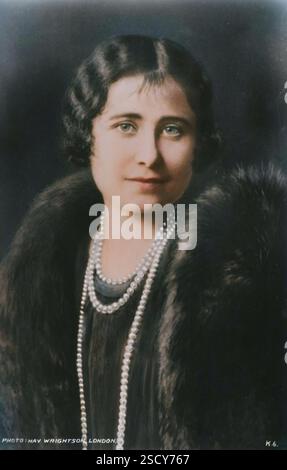 "Ihre Majestät Königin Elizabeth", 1936. Elizabeth Bowes-Lyon (1900–2002) war die Ehefrau von König Georg VI. Und Mutter von Königin Elisabeth II. Und Prinzessin Margaret. Sie war Königin des Vereinigten Königreichs von Georges Beitritt 1936 bis zu seinem Tod 1952, danach wurde sie als Königin Elizabeth die Königin Mutter bekannt. [Valentine's, c1936] (farbiger Schwarzweiß-Druck). Stockfoto