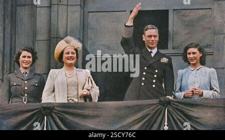 "Der König und die Königin mit Prinzessin Elizabeth und Prinzessin Margaret auf dem Balkon des Buckingham Palace am VE-Day", 8. Mai 1945. König George VII. Und Königin Elizabeth mit den Töchtern Prinzessin Elizabeth II. Und Prinzessin Margaret Rose feierten das Ende des Zweiten Weltkriegs. Raphael Tuck &amp; Sons Ltd., London, 1945] (farbiger Schwarzweißdruck). Stockfoto