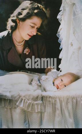 Prinzessin Elizabeth mit ihrem kleinen Sohn Prinz Charles, 1948. Die zukünftige Königin Elisabeth II. Und ihr Erstgeborener, Charles Prince of Wales. [Raphael Tuck &amp; Sons Ltd., London, 1948] (farbiger Schwarzweißdruck). Stockfoto