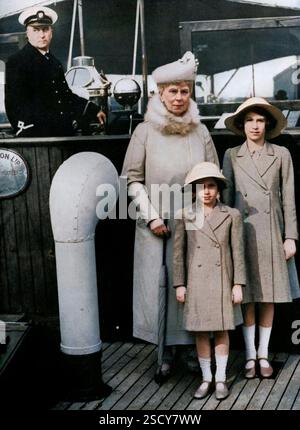 Königin Mary mit ihren Enkelinnen, 1930er, (1951). "...auf einer 16-Meilen-Fahrt den Fluss hinunter nach Wooolwich, wo sie das Entladen und Verladen von Schiffen beobachteten." Mary of Teck (1867–1953), Königin des Vereinigten Königreichs, mit ihren Enkelinnen Prinzessin Elizabeth (* 1926, spätere Königin Elisabeth II.) und ihrer jüngeren Schwester Prinzessin Margaret Rose (1930–2002). Aus dem Titel „die Königin Mutter“ von Marion Crawford („Crawfie“), Gouvernante von Prinzessin Margaret und Prinzessin Elizabeth (der zukünftigen Königin Elisabeth II.). [George Newnes Limited, London, 1951] (schwarz und weiß gefärbt Stockfoto