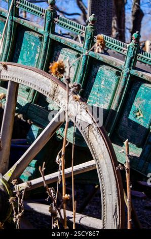 Vintage Wagon Wheel Aus Holz Mit Rustikaler Patina Nahaufnahme Stockfoto