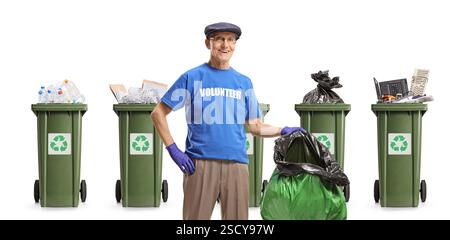 Ältere Freiwillige sammelt Recyclingabfälle in einem Plastikbeutel isoliert auf weißem Hintergrund Stockfoto