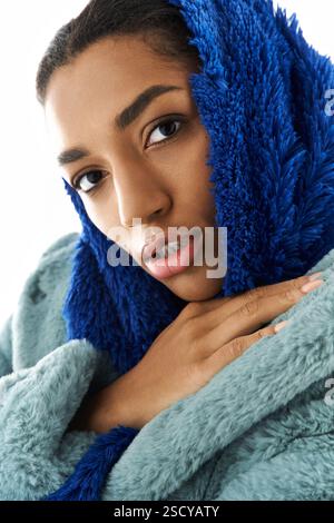 Die junge schöne Frau strahlt Charme aus in modischer Loungewear mit lebhaften Texturen. Stockfoto