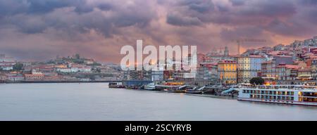 Panoramablick auf das farbenfrohe Viertel Ribeira in Porto, Portugal, am Fluss Douro Stockfoto