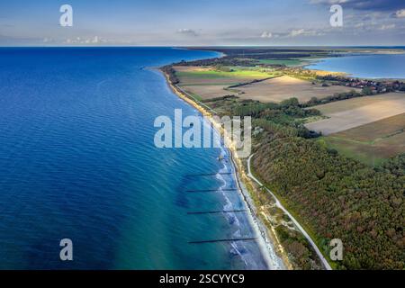 Blick aus der Vogelperspektive über den Strand und die Klippen von Wustrow auf der Halbinsel Fischland entlang der Ostsee, Mecklenburg-Vorpommern, Deutschland Stockfoto