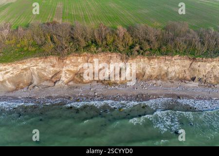 Aus der Vogelperspektive über die Klippen und die bröckelnde Küste bei Wustrow auf der Halbinsel Fischland entlang der Ostsee, Mecklenburg-Vorpommern, Deutschland Stockfoto