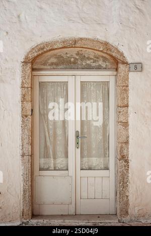 Nahaufnahme einer alten türkisfarbenen Holztür, die Zugang zum Haus ermöglicht Stockfoto