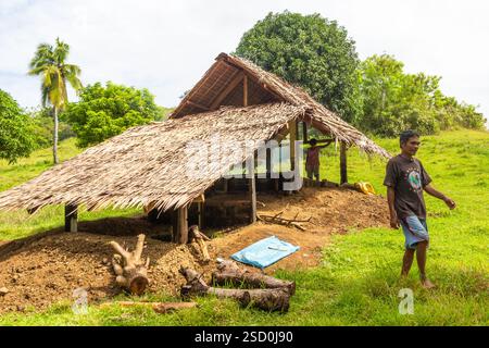 Lokale Hütte in Bohol, Philippinen, wo Kokosfleisch geraucht und getrocknet wird, um Kopra zu produzieren, ein Schlüsselprodukt der Kokosnussindustrie des Landes Stockfoto