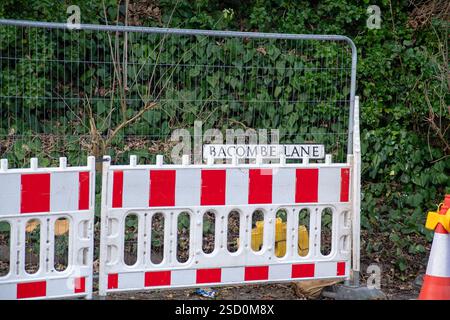 Wendover, Großbritannien. Februar 2025. Die Bacombe Lane in Wendover, Buckinghamshire, ist bis zum 9. Dezember 2026 wegen der HS2 High Speed Rail 2 Bauarbeiten geschlossen. Das HS2 South Portal wird neben der Bacombe Lane liegen, die nun gesperrt wurde, während es über eine provisorische Verbindungsstraße zur Ellesborough Road für zwei Jahre neu ausgerichtet wird, bevor es über den HS2 Wendover Green Tunnel wieder in Betrieb genommen wird. Kredit: Maureen McLean/Alamy Stockfoto