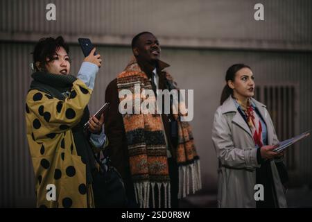 Eine Gruppe multirassischer Individuen, die sich in stilvoller Kleidung im Freien tummeln Stockfoto