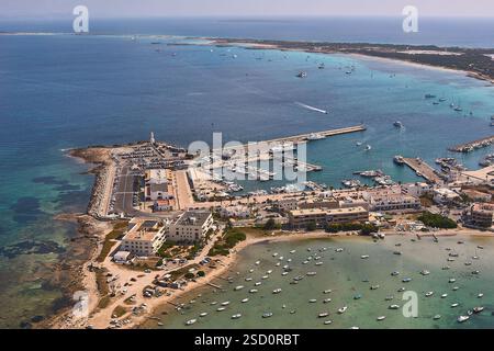 Blick aus der Vogelperspektive auf die malerische Marina in Formentera mit Yachten und türkisfarbenem Wasser Stockfoto