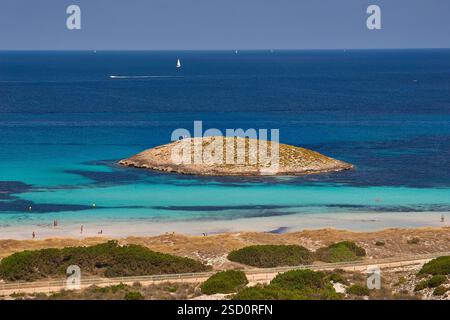 Ein Blick aus der Vogelperspektive auf die malerische Küstenlandschaft von Formentera mit Segelbooten und türkisfarbenem Wasser unter einem klaren Himmel Stockfoto