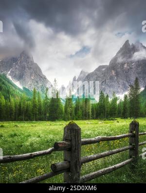 Wunderschönes Panorama mit Wald und Bergen mit einem Zaun im Vordergrund. Val Fiscalina oder Fischleintal in den Dolomiten, Südtirol, Italien, EU Stockfoto