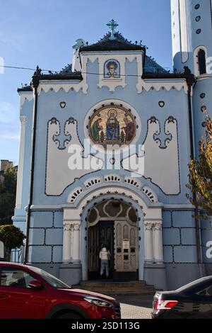 Bratislava, Slowakei - 25. Oktober 2021: Eingangstür der Kirche St. Elisabeth, bekannt als Blaue Kirche in der Altstadt von Bratislava, Slowakei. Stockfoto