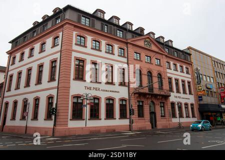 MAINZ, DEUTSCHLAND - 3. DEZEMBER 2024: Dieses Bild zeigt ein modernes, mehrstöckiges Gebäude in Mainz, das eine Mischung aus Architekturstilen aufweist Stockfoto