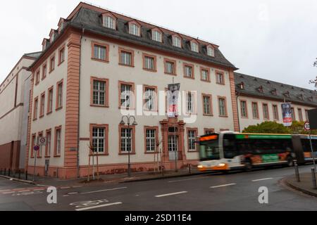 MAINZ, DEUTSCHLAND - 3. DEZEMBER 2024: Dieses Bild zeigt ein modernes, mehrstöckiges Gebäude in Mainz, das eine Mischung aus Architekturstilen aufweist Stockfoto