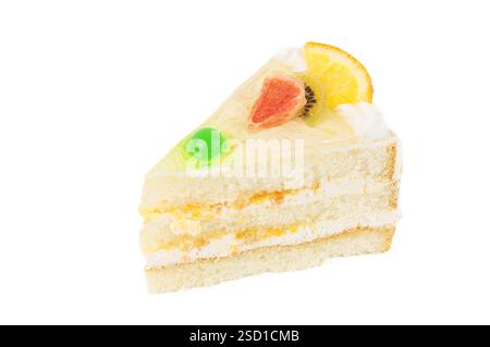 Mehrschichtiges Käsekuchen-Stück mit Orange und Beeren isoliert auf weißem Hintergrund. Stockfoto