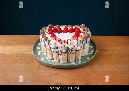 Herzförmiger Tiramisu-Kuchen zum Valentinstag. Draufsicht Stockfoto