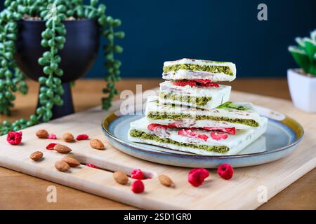 Trendstück Dubai weiße Schokolade mit Pistazienpaste und Kataifi-Teig, handgemachte Süßigkeiten zu Hause in der Küche. Hochwertige Fotos Stockfoto