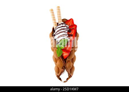 Bubble Waffle: Nahaufnahme verschiedener Eiskegel mit verschiedenen Geschmacksrichtungen von Eis, Keksen und Streuseln in einem Display in einem Eis Stockfoto