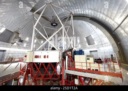 Das Gran Telescopio CANARIAS GTC, Roque de los Muchachos Observatory, La Palma, Kanarische Inseln, Spanien das Gran Telescopio CANARIAS GTC ist ein 10,4 Meter langes primäres Spiegelteleskop, das die modernste Technologie einbaut und eines der fortschrittlichsten Teleskope der Welt und das größte der optisch-infraroten INSTRUMENTE ist: OSIRIS, sichtbares Licht und Infrarotlicht der Hauptspiegel von GTC¥, der dünne Spiegeltechnologie verwendet, um das Gewicht niedrig zu halten, besteht aus 36 sechseckigen Segmenten, die zusammen eine Lichtauffangfläche von 75 7 m2 haben, entsprechend Stockfoto