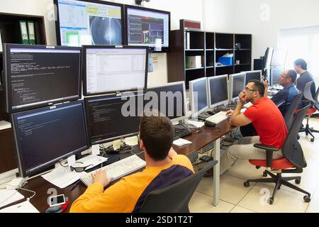 Kontrollraum, Gran Telescopio CANARIAS GTC, Roque de los Muchachos Observatory, La Palma, Kanarische Inseln, Spanien das Gran Telescopio CANARIAS GTC ist ein 10,4 Meter langes primäres Spiegelteleskop, das auf die modernste Technologie ausgelegt ist und eines der fortschrittlichsten Teleskope der Welt und das größte der optischen Infrarot-INSTRUMENTE ist: OSIRIS, sichtbares Licht und Infrarotlicht der Hauptspiegel von GTC¥, der dünne Spiegeltechnologie verwendet, um das Gewicht niedrig zu halten, besteht aus 36 sechseckigen Segmenten, die zusammen eine Lichtauffangfläche von 75 7 m aufweisen Stockfoto