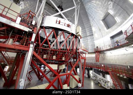 Das Gran Telescopio CANARIAS GTC, Roque de los Muchachos Observatory, La Palma, Kanarische Inseln, Spanien das Gran Telescopio CANARIAS GTC ist ein 10,4 Meter langes primäres Spiegelteleskop, das die modernste Technologie einbaut und eines der fortschrittlichsten Teleskope der Welt und das größte der optisch-infraroten INSTRUMENTE ist: OSIRIS, sichtbares Licht und Infrarotlicht der Hauptspiegel von GTC¥, der dünne Spiegeltechnologie verwendet, um das Gewicht niedrig zu halten, besteht aus 36 sechseckigen Segmenten, die zusammen eine Lichtauffangfläche von 75 7 m2 haben, entsprechend Stockfoto