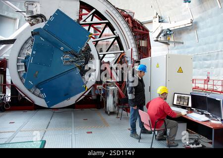 Das Gran Telescopio CANARIAS GTC, Roque de los Muchachos Observatory, La Palma, Kanarische Inseln, Spanien das Gran Telescopio CANARIAS GTC ist ein 10,4 Meter langes primäres Spiegelteleskop, das die modernste Technologie einbaut und eines der fortschrittlichsten Teleskope der Welt und das größte der optisch-infraroten INSTRUMENTE ist: OSIRIS, sichtbares Licht und Infrarotlicht der Hauptspiegel von GTC¥, der dünne Spiegeltechnologie verwendet, um das Gewicht niedrig zu halten, besteht aus 36 sechseckigen Segmenten, die zusammen eine Lichtauffangfläche von 75 7 m2 haben, entsprechend Stockfoto