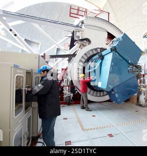 Das Gran Telescopio CANARIAS GTC ersetzt Grismas in OSIRIS, das Gran Telescopio CANARIAS GTC, das Roque de los Muchachos Observatorium, La Palma, Kanarische Inseln, Spanien das Gran Telescopio CANARIAS GTC ist ein 10,4 Meter langes primäres spiegelreflektierendes Teleskop. Es wurde entwickelt, um die modernste Technologie zu integrieren und ist eines der fortschrittlichsten Teleskope der Welt und das größte optische Infrarot-INSTRUMENTE: OSIRIS, sichtbares Licht und Infrarotlicht der Hauptspiegel von GTC¥, der dünne Spiegeltechnologie verwendet, um das Gewicht niedrig zu halten, besteht aus 36 sechseckigen Segmenten, die zusammen eine Lichtauffangvorrichtung haben Stockfoto