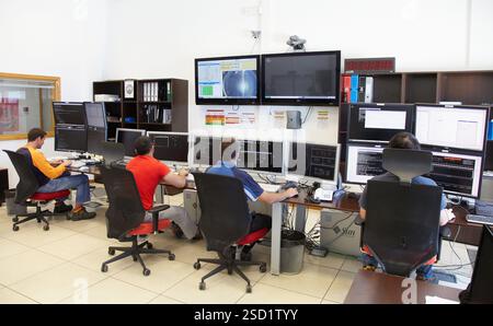 Kontrollraum, Gran Telescopio CANARIAS GTC, Roque de los Muchachos Observatory, La Palma, Kanarische Inseln, Spanien das Gran Telescopio CANARIAS GTC ist ein 10,4 Meter langes primäres Spiegelteleskop, das auf die modernste Technologie ausgelegt ist und eines der fortschrittlichsten Teleskope der Welt und das größte der optischen Infrarot-INSTRUMENTE ist: OSIRIS, sichtbares Licht und Infrarotlicht der Hauptspiegel von GTC¥, der dünne Spiegeltechnologie verwendet, um das Gewicht niedrig zu halten, besteht aus 36 sechseckigen Segmenten, die zusammen eine Lichtauffangfläche von 75 7 m aufweisen Stockfoto