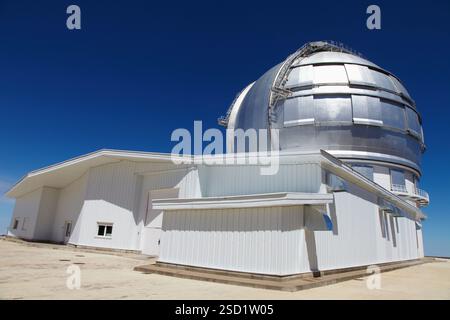 Das Gran Telescopio CANARIAS GTC, Roque de los Muchachos Observatory, La Palma, Kanarische Inseln, Spanien das Gran Telescopio CANARIAS GTC ist ein 10,4 Meter langes primäres Spiegelteleskop, das die modernste Technologie einbaut und eines der fortschrittlichsten Teleskope der Welt und das größte der optisch-infraroten INSTRUMENTE ist: OSIRIS, sichtbares Licht und Infrarotlicht der Hauptspiegel von GTC¥, der dünne Spiegeltechnologie verwendet, um das Gewicht niedrig zu halten, besteht aus 36 sechseckigen Segmenten, die zusammen eine Lichtauffangfläche von 75 7 m2 haben, entsprechend Stockfoto