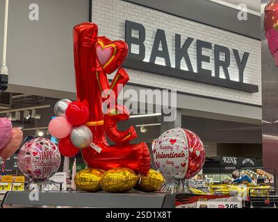 Baltimore, USA. Februar 2025. Februar 2025, Giant Foods, Baltimore, Maryland, USA. Der Valentinstag am 14. Februar ist ein großer Tag für die Liebe und den Handel. Viele geben Ballons, Blumen, Süßigkeiten und Karten. (Foto: Robyn Stevens Brody/SIPA USA) Credit: SIPA USA/Alamy Live News Stockfoto