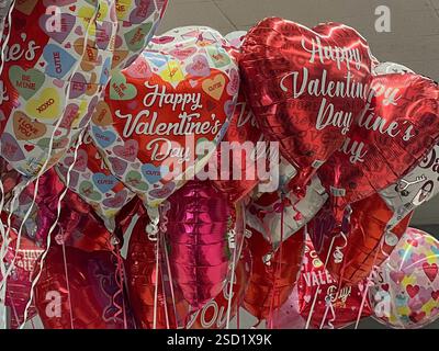 Baltimore, USA. Februar 2025. Februar 2025, Giant Foods, Baltimore, Maryland, USA. Der Valentinstag am 14. Februar ist ein großer Tag für die Liebe und den Handel. Viele geben Ballons, Blumen, Süßigkeiten und Karten. (Foto: Robyn Stevens Brody/SIPA USA) Credit: SIPA USA/Alamy Live News Stockfoto