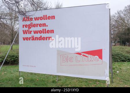 Wahlplakat in Köln zur Wahl zum 21. Deutscher Bundestag am 23. Februar 2025. Beschädigtes Wahlkampfplakat der Partei die linke, das von Hand wieder mi Stockfoto