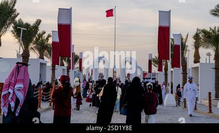 Darb Al Saai , doha, Katar - 12. Dezember 2024 : Einheimische und Expats nehmen an der Feier zum Nationalfeiertag in katar Teil Stockfoto