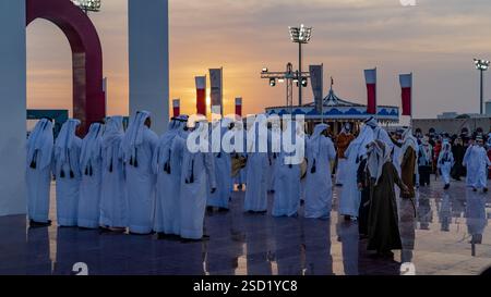 Darb Al Saai , doha, Katar - 12. Dezember 2024 : Einheimische und Expats nehmen an der Feier zum Nationalfeiertag in katar Teil Stockfoto