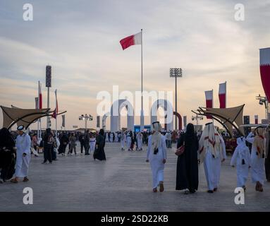 Darb Al Saai , doha, Katar - 12. Dezember 2024 : Einheimische und Expats nehmen an der Feier zum Nationalfeiertag in katar Teil Stockfoto