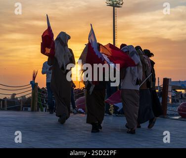 Darb Al Saai , doha, Katar - 12. Dezember 2024 : Einheimische und Expats nehmen an der Feier zum Nationalfeiertag in katar Teil Stockfoto