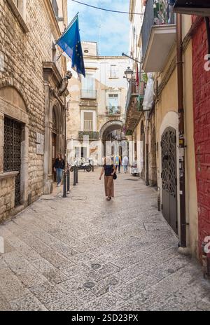 Bari, Apulien, Italien - 10. Oktober 2023: Eine enge Kopfsteinpflasterstraße im historischen Zentrum von Bari. Stockfoto