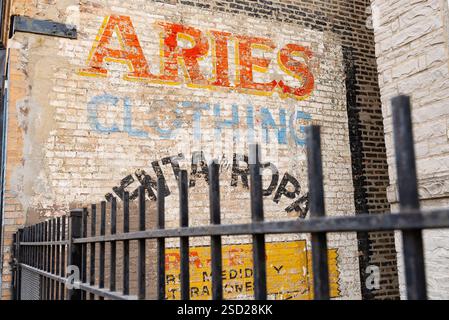 Verblasste alte Werbespots über Gebäude im Viertel Pilsen in Chicago, Illinois, USA. Stockfoto