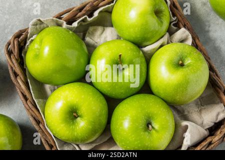 Gesunde organische grüne Granny Smith Äpfel in einem Korb Stockfoto